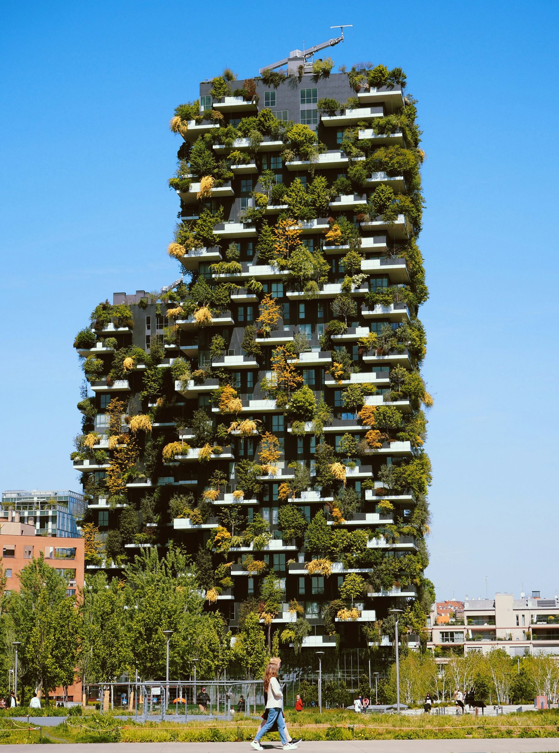 Torre con jardines verticales y vegetación verde