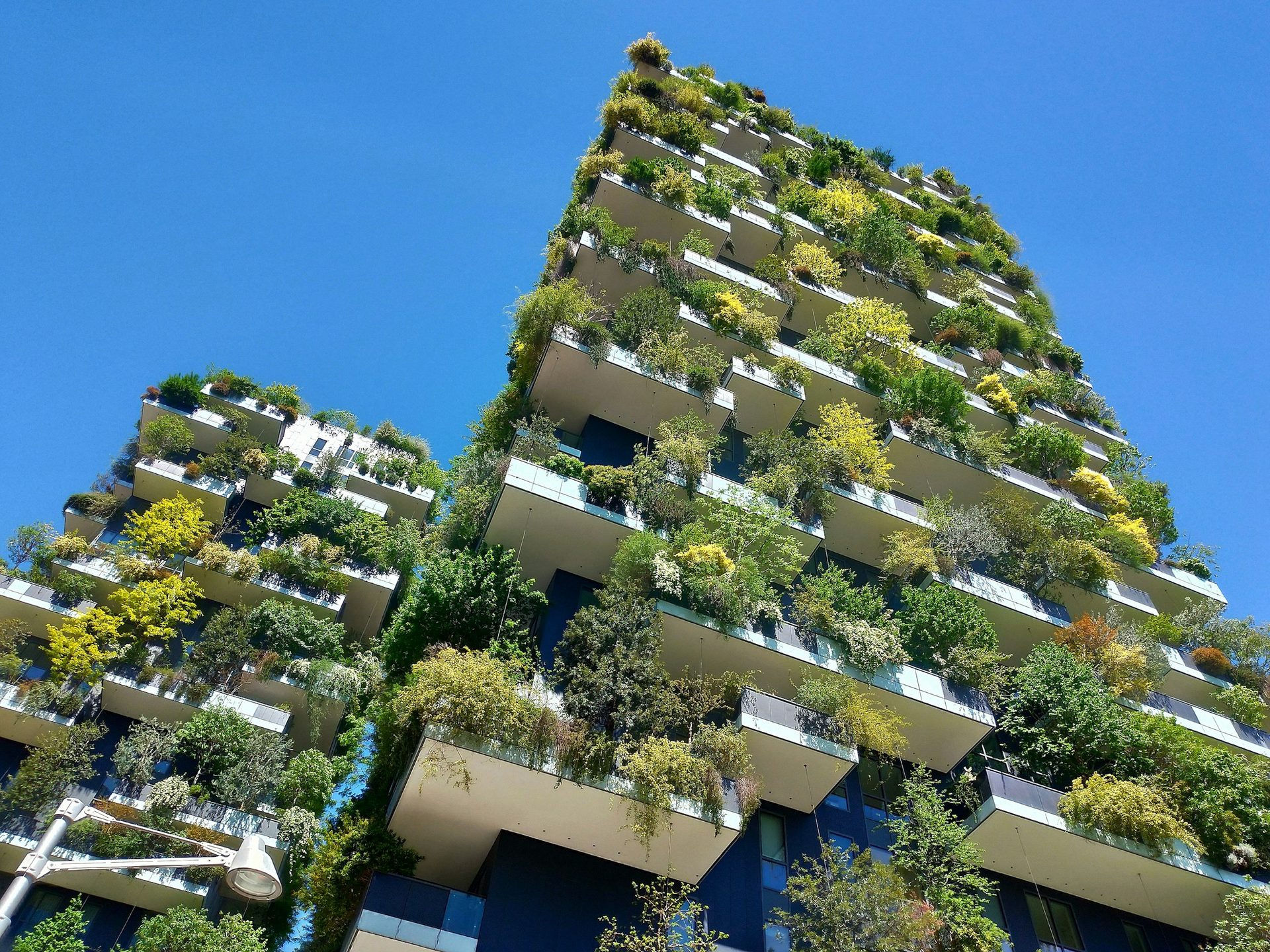 Edificio con terrazas y jardines verdes escalonados