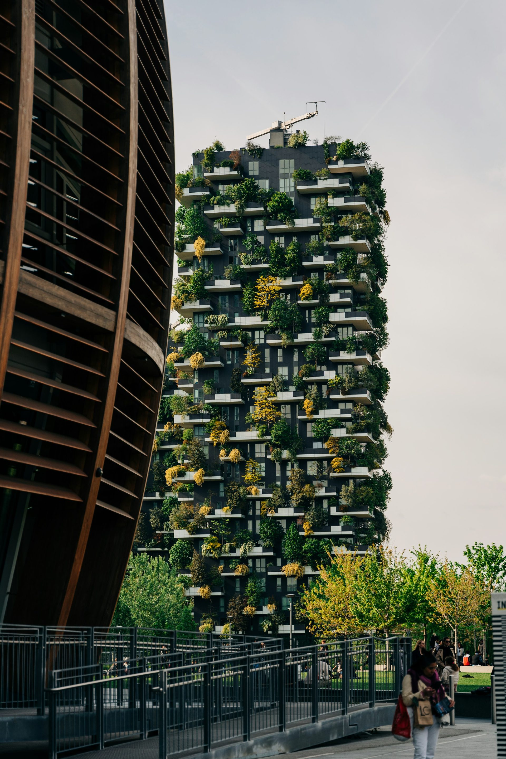 Torre con vegetación vertical tipo bosque vertical